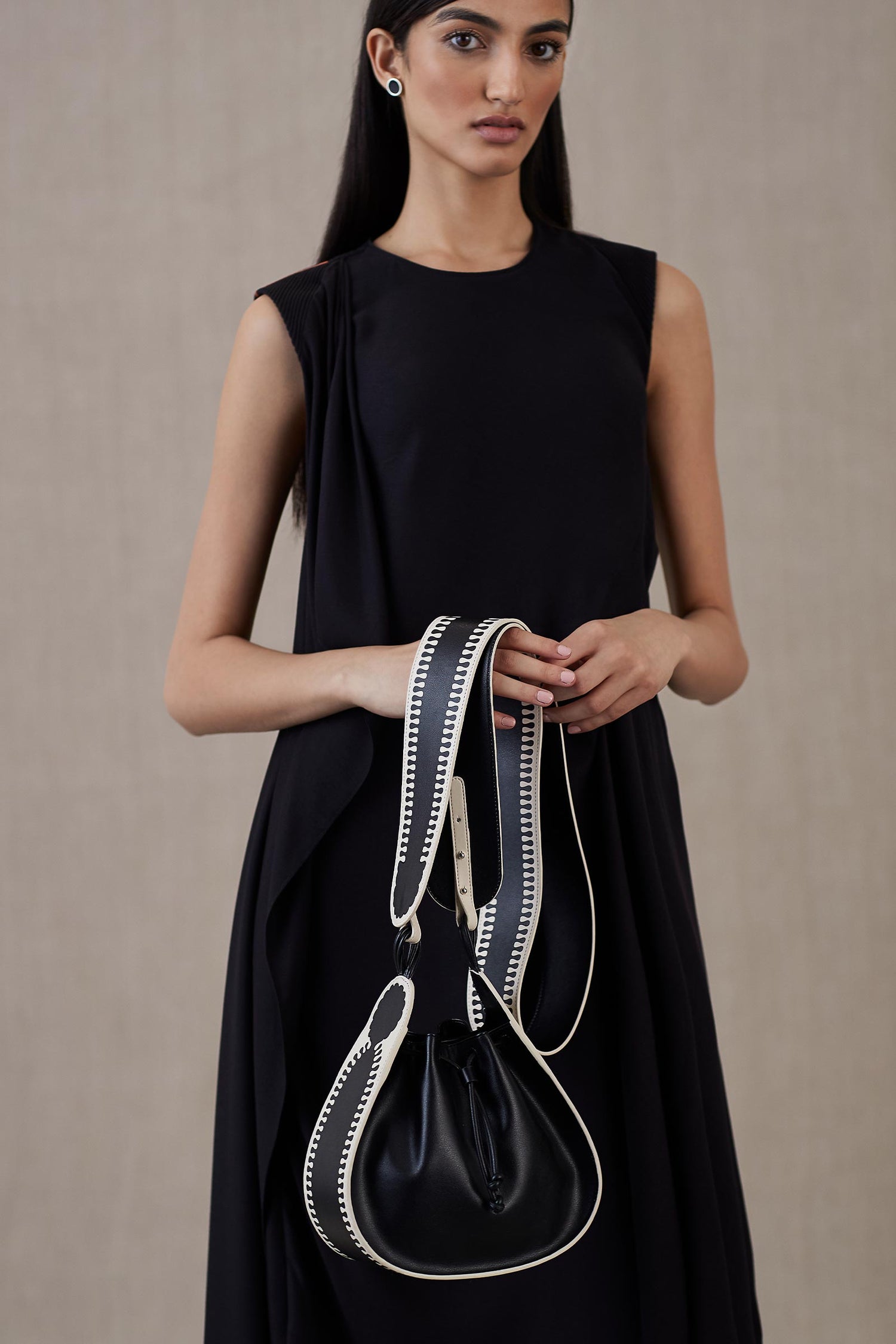 Leather Nusrat Bucket Bag – Black