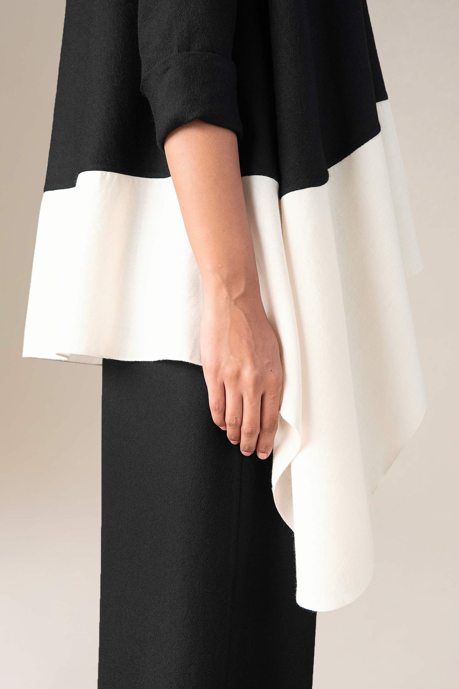  Wool Anh Throw – Black