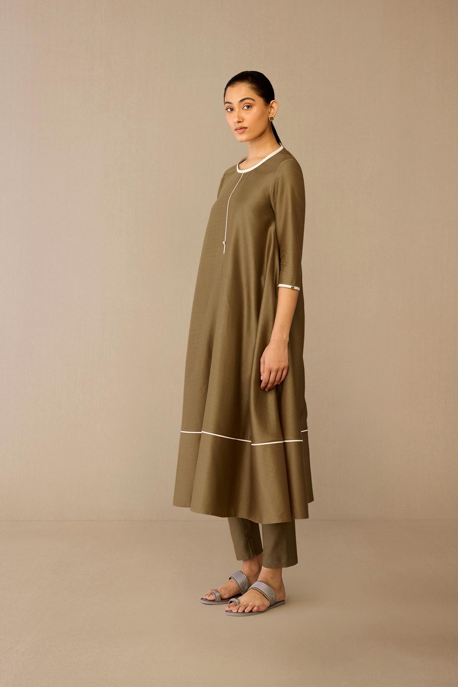  Chanderi Erisha Kurta Set – Grey